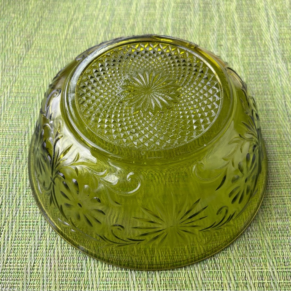 Vintage FTD 1979 Green Glass Bowl with Daisies - 7.5"
This beautiful FTD 1979 - Picture 3 of 6
